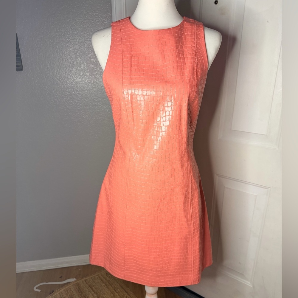Alice + Olivia | NWoT sz 8 | Pink Coral Croc-Embossed sheath Dress. Faux leather
